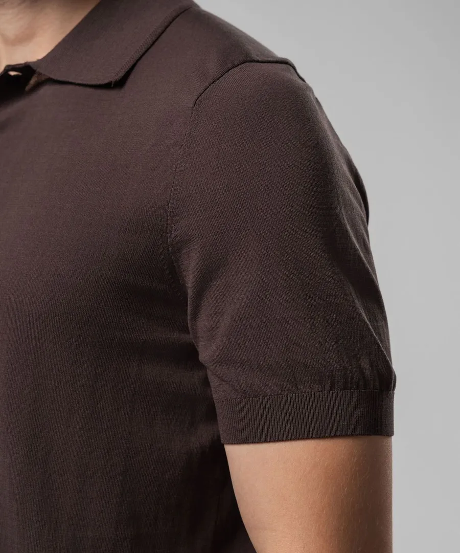 Коричневое поло на пуговицах