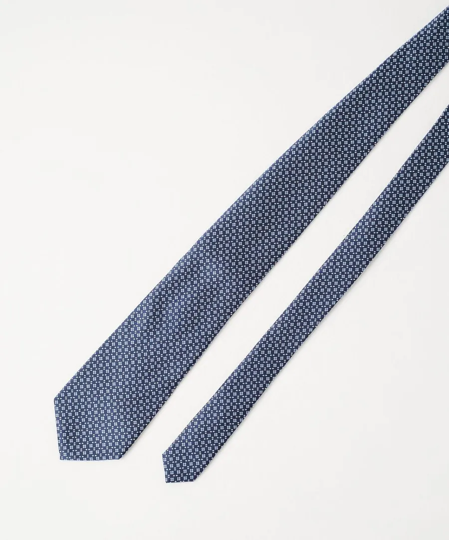 Галстук синего оттенка в мелкий принт